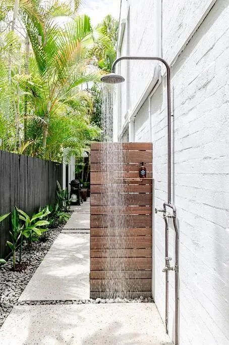 Apartment Villa One - Immaculate Townhouse On Noosa Parade