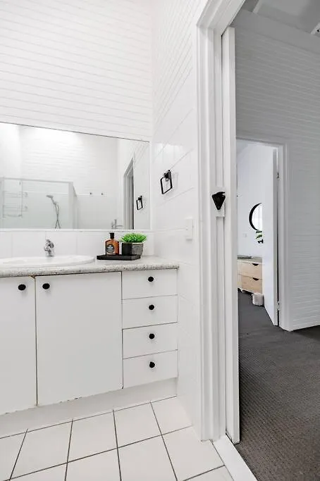 Villa One - Immaculate Townhouse On Noosa Parade
