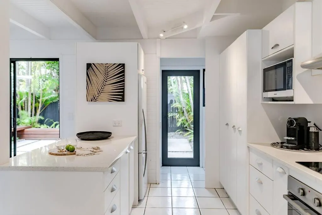 Apartment Villa One - Immaculate Townhouse On Noosa Parade