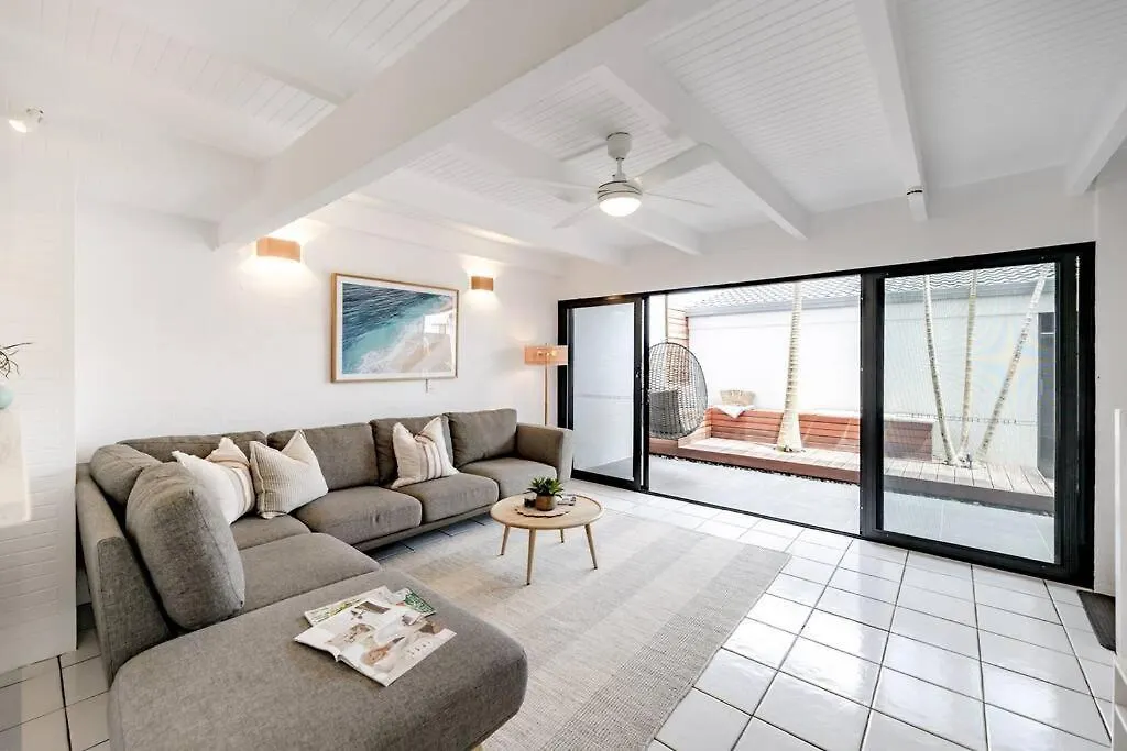 Villa One - Immaculate Townhouse On Noosa Parade contacts